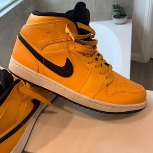 Air Jordan 1  “University Gold”